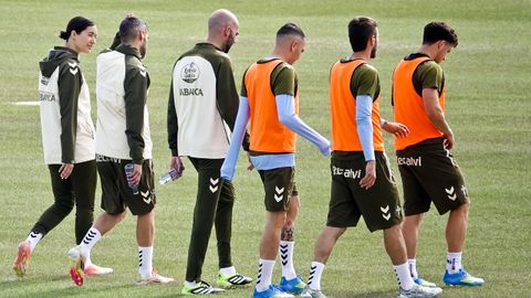 Miembros del cuerpo t�cnico y jugadores del Celta, en un entrenamiento.