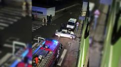 As� qued� el coche tras chocar contra una casa a la salida de la calle Duquesa de Alba