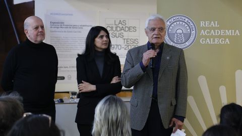 rag.O arquitecto Gonzalo Moure; a presidenta do COAG, Ruth Varela, e o presidente da RAG, Víctor Freixanes