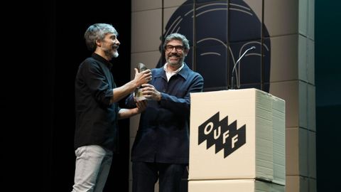 Miguel ngel Delgado recoge el premio de manos de Norberto Lpez Amado