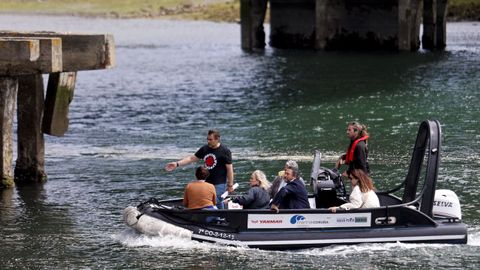 Diputados populares visitan con los mariscadores las zonas en las que faenaban en la r�a de O Burgo