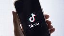 Un usuario sostiene un tel�fono con la aplicaci�n de TikTok