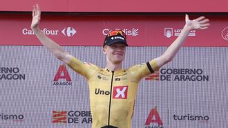 El ciclista noruego Andreas Leknessund celebra su victoria en el podio en la s&eacute;ptima etapa de La Vuelta a Espa&ntilde;a.