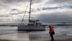 El catamar�n�acab� varado en la playa de Area Maior, en Muros