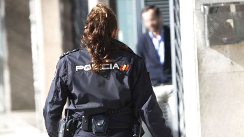 Una agente de la Policía Nacional en Vigo, en una imagen de archivo.