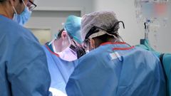 Un equipo m�dico, realizando un trasplante en el Hospital 12 de Octubre.