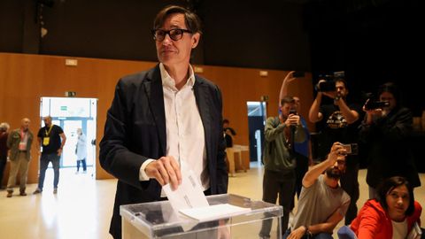 El candidato del PSC, Salvador Illa, voten la localidad barcelonesa de La Roca del Valls
