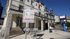 Monterroso (en la imagen, la casa consistorial) es un de los municipios en los que se instalará el sistema