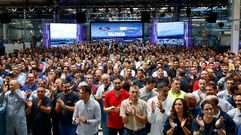 Autoridades pol�ticas y directivos de Ford y Geely, junto a trabajadores de Almussafes en la firma del convenio de colaboraci�n en julio