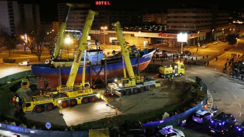 El barco, ya en la rotonda de Coia