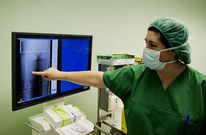 Imagen de archivo de una intervenci�n m�dica en el hospital Virxe da Xunqueira. 