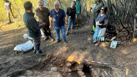 El subdelegado Eladio Santos visit los trabajos de la excavacin arqueolgica en O Seixo (O Bolo).