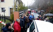 Unos 150 vecinos se concentraron en enero ante la casa de Jos� Luis D�az para evitar su derribo.