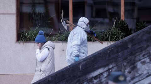 Operativo de limpieza y retirada del cad�ver del hombre con di�genes que apareci� muerto en un piso de Oleiros