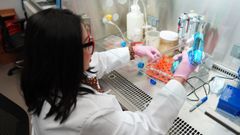 Una investigadora en un laboratorio.