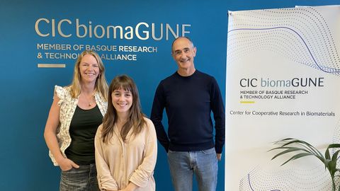 (Desde la izda.) Los cient�ficos Malou Henriksen,�Paula V�zquez y Luis Liz Marz�n.