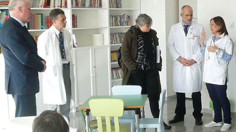 Los exconsejeros Faustino Blanco (primero por la izquierda) y Ana Gonz�lez (tercera por la izquierda), en un acto en el HUCA, cuando estaban al frente de Sanidad y Educaci�n, respectivamente.Los exconsejeros Faustino Blanco (primero por la izquierda) y Ana Gonz�lez (tercera por la izquierda), en un acto en el HUCA, cuando estaban al frente de Sanidad y Educaci�n, respectivamente