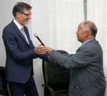 <span lang= es-es >Zas</span>. Mu��o, el m�s votado de su partido, recibe el bast�n de mando de manos del popular Jos� Cotelo Pardi�as, que presidi� la mesa de edad. 