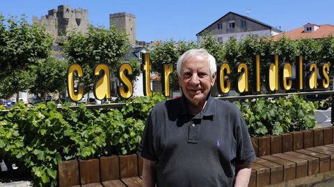 Olegario Sotelo Blanco en Castro Caldelas, con el castillo al fondo.