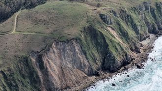 En la imagen captada el s�bado pasado desde el aire destaca el deslizamiento de tierra, vegetaci�n y rocas que se produjo hace cuatro meses en la costa de Campelo y otro m�s peque�o, cerca de la senda peatonal. 