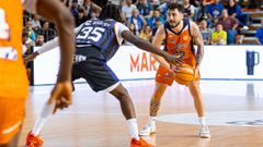 D�dac Cuevas, con el bal�n en la mano, durante una jugada del encuentro ante el Fuenlabrada