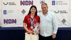 Irene Diz Loro�o, recogiendo su medalla de subcampeona gallega absoluta.