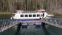 Una de las embarcaciones tur�sticas durante las operaciones de arreglo que acaban de terminar