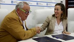 Miguel Bautista y Ethel V�zquez, d�ndose la mano tras la firma del PXOM