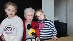 La maestra ya jubilada Rosario L�pez D�az fue entrevistada este mes en Radio � por sus nietas, Daniela y Noem� Garc�a �nsua, alumnas de segundo de primaria en el CEIP Pluriling�e do Cami�o Ingl�s.