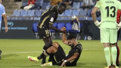 El Hacen, levantando a Chris Ramos en el partido ante el Ibiza.