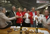 Mientras las carpas estuvieron abiertas, el traj�n de platos y vasos no par�. 