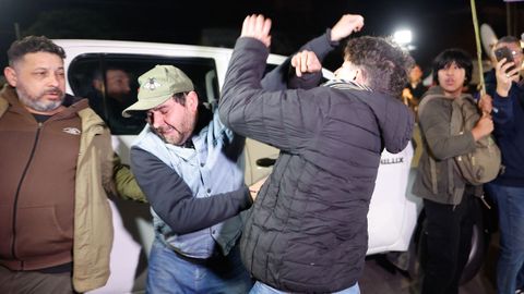 Seguidores y detractores de Milei se enfrentan durante el cierre de campaña en Moreno