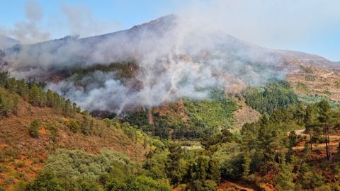 El sinclinal de Castrodares, cubierto por el humo de los incendios en una imagen de este martes por la mañana