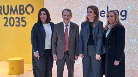 El alcalde, con representantes de Vueling