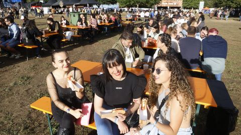Muchos festivaleros aprovecharon el arranque de la tarde para reponer fuerzas