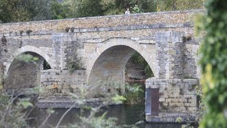 A las pilas da�adas del puente romano de Lugo se le colocaron unas tapas provisiones en las zonas donde perdi� piedra por da�os