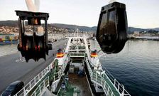 Un barco cefalopodero expulsado de Mauritania, amarrado en el puerto de Mar�n.