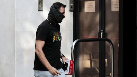 Un agente de la Guardia Civil entra con material informtico en la sede de la empresa Acciona en Valencia