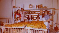 Foto de 1983 en la que aparecen Antonio y Fina, junto a sus hijos Manolo y Fina; sus c�nyuges Asunci�n y Felipe; y sus nietas, Diana y Flora