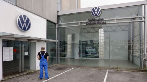 Un trabajador en los concesionarios Y��ez tras el anuncio de despido del 50 % de la plantilla en el 2025