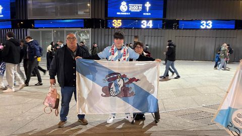 Iago Arias, de A Tapa Celeste, con sus abuelos, Dositeo y Avelina, antes del Madrid-Celta.