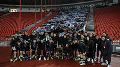 Los jugadores y el cuerpo t�cnico del Celta, posando con la afici�n desplazada despu�s de finalizar la Fase Liga.