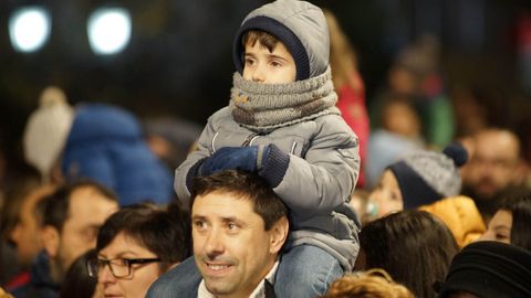 Miles de personas salieron a las calles de Ourense para recibir a sus majestades de Oriente pese al frío