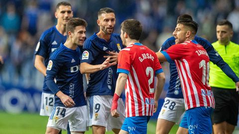 Jimmy y Guille Rosas, con Bast�n y Zarfino al lado, se encaran durante el �ltimo derbi en el Tartiere