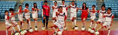 Diego Quintela, jugador del primer equipo, con varios integrantes de las categor�as inferiores del club.