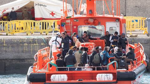 Rescatados de dos pateras llegando a muelle de Arguinegun