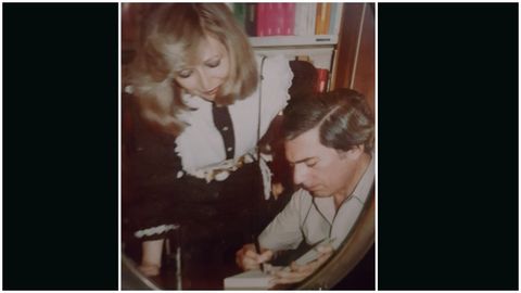 Araceli Arenas, tía de Manuel Arenas, en la firma que hizo el Nobel en la librería en julio del 82.
