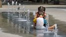Dos ni�os juegan en una fuente en Logro�o. 