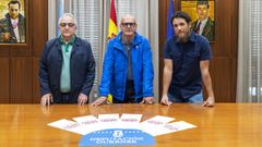 Baltar, entre el alcalde de Muos y el representante de la empresa Sustinea.