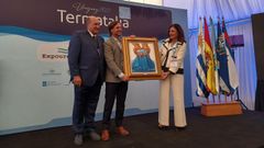 Rogelio Martnez entrega a Luis Lacalle, un cuadro del ourensano Juan Valcrcel